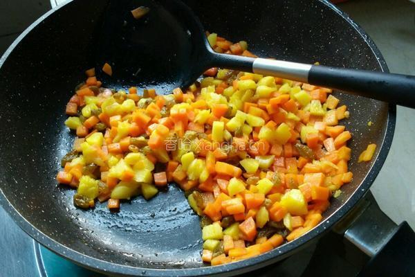原只菠萝炒饭的做法图解4
