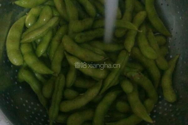 黄豆酱烧鲜毛豆的做法图解1