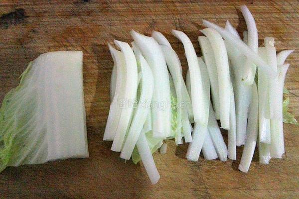 炝拌水煮白菜的做法图解1