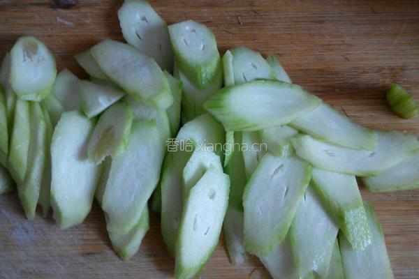 丝瓜炒豆腐的做法图解1