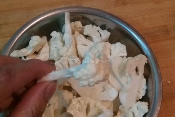 花菜炒腊肉的做法图解4