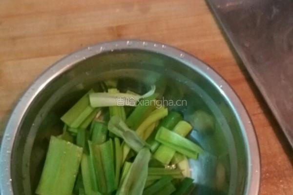 花菜炒腊肉的做法图解5