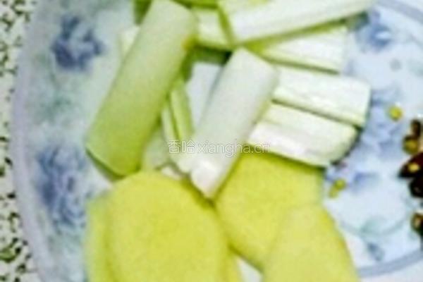 香菇炖鸡汤的做法图解1