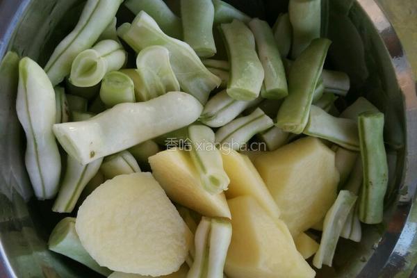 排骨土豆炖豆角的做法图解3