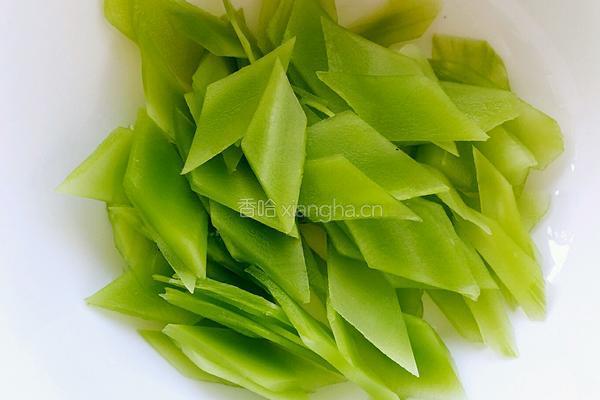 蚝油莴笋炒鸡腿菇的做法图解1
