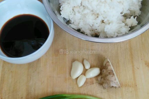 六月鲜酱油炒饭的做法图解1