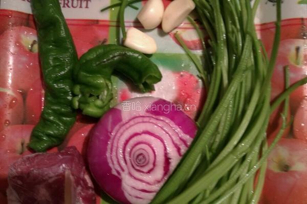 羊肉炒芹菜的做法图解1