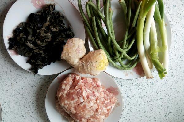 豇豆角木耳肉包子的做法图解1