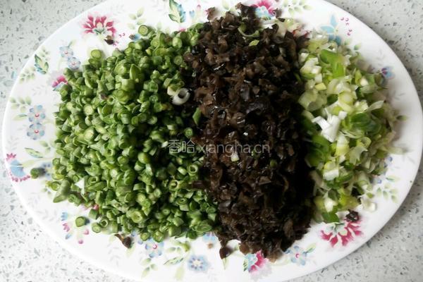 豇豆角木耳肉包子的做法图解4