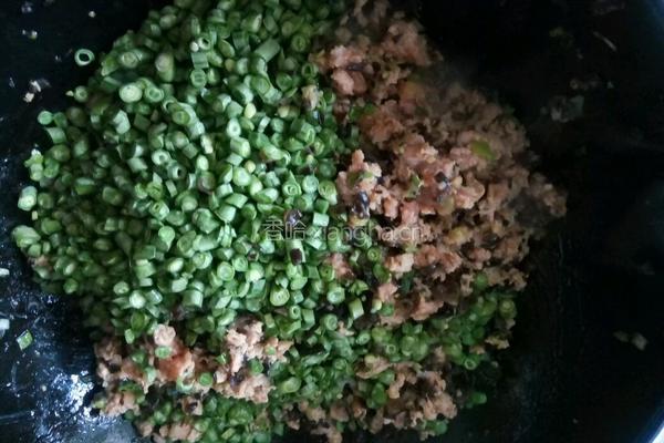 豇豆角木耳肉包子的做法图解8