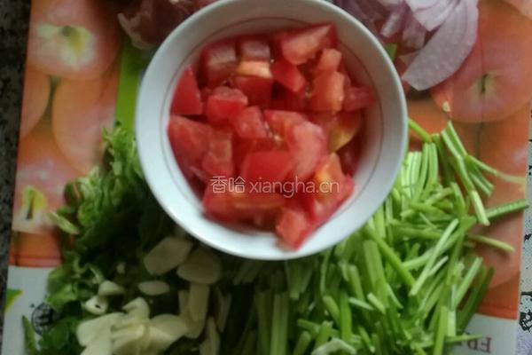 羊肉炒芹菜的做法图解2