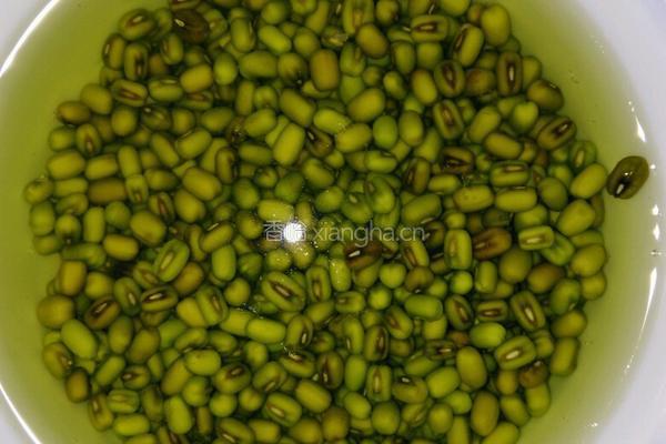 绿豆粥的做法图解1