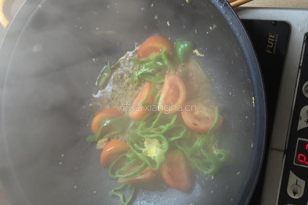 西红柿榨菜鸡蛋面的做法图解3