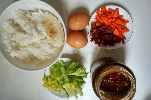 豆瓣酱蛋炒饭的做法图解1