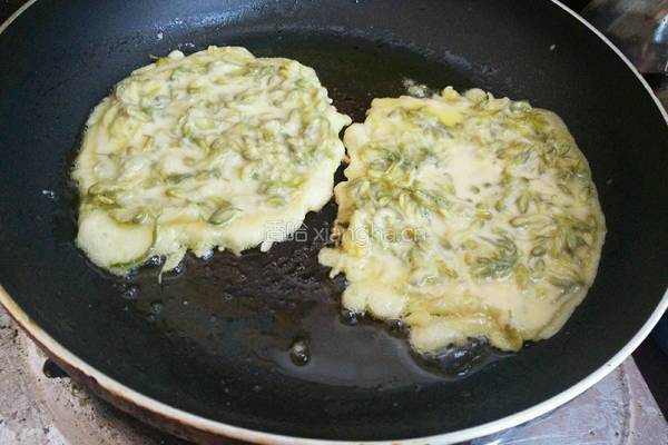 煎槐花饼的做法图解8