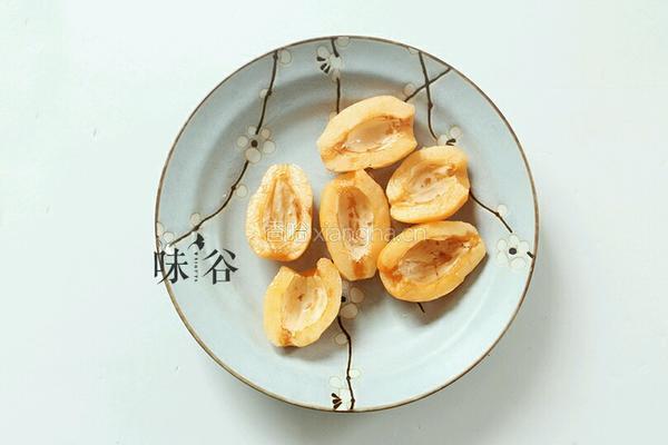 川贝炖枇杷的做法图解2