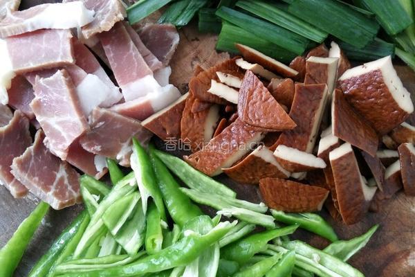 青椒蒜苗炒腊肉的做法图解1