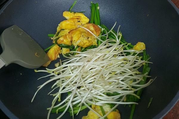 鸡蛋银芽炒河粉的做法图解4