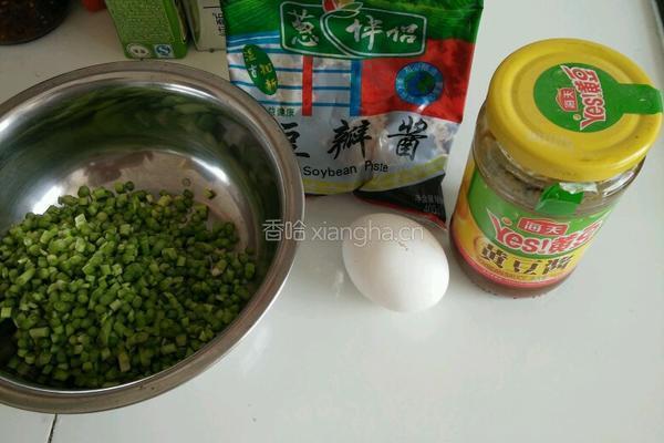 蒜台鸡蛋炸酱面的做法图解1