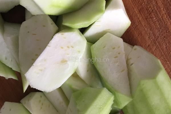 丝瓜烧豆腐泡的做法图解1