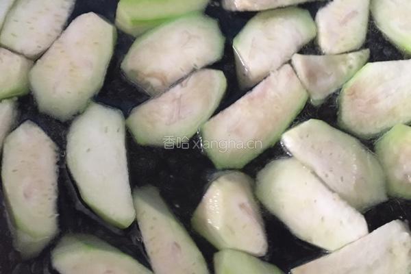 丝瓜烧豆腐泡的做法图解2