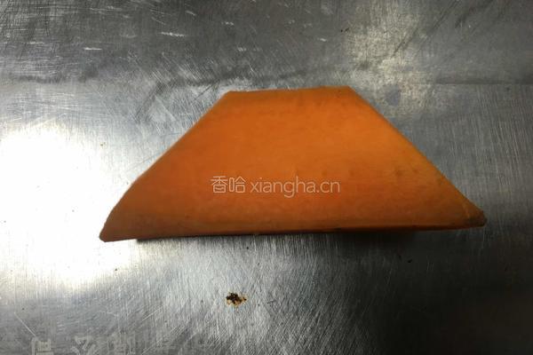 胡萝卜蝴蝶的做法图解1