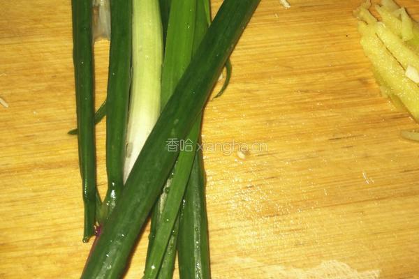 玉米红萝卜排骨汤的做法图解2