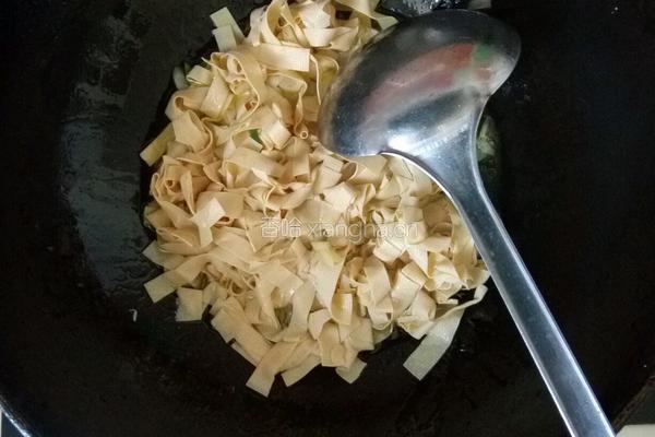 千张丝炒韭菜的做法图解5