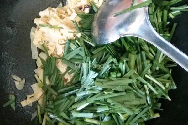千张丝炒韭菜的做法图解6