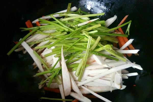 杏鲍菇炒芹菜的做法图解4