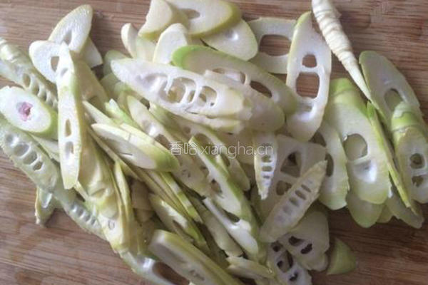 鲜笋炒腊肉的做法图解2