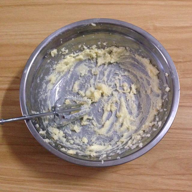 用电动打蛋器打至混合物搅拌均匀，颜色变浅。