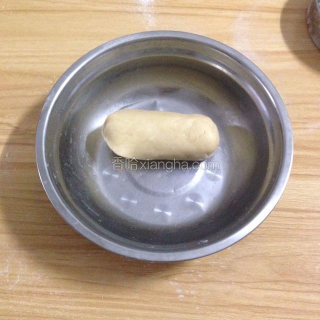 加入适量牛奶，把面粉搓成表面光滑的面团。然后把面团放入冰箱冷藏半小时取出。