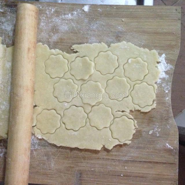把面粉团用擀面杖擀成厚度均匀的面皮，用模具压出自己喜欢的形状。