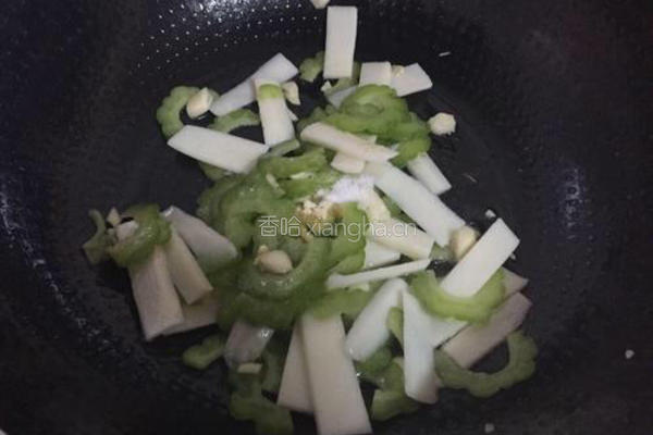 清炒苦瓜山药片的做法图解7