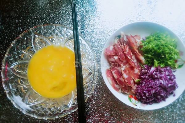香肠炒饭的做法图解1