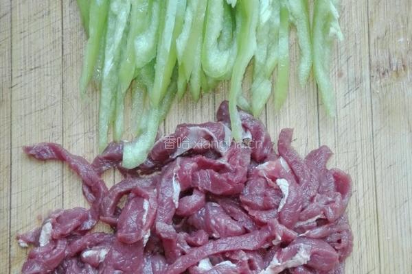 青椒炒牛肉丝的做法图解1