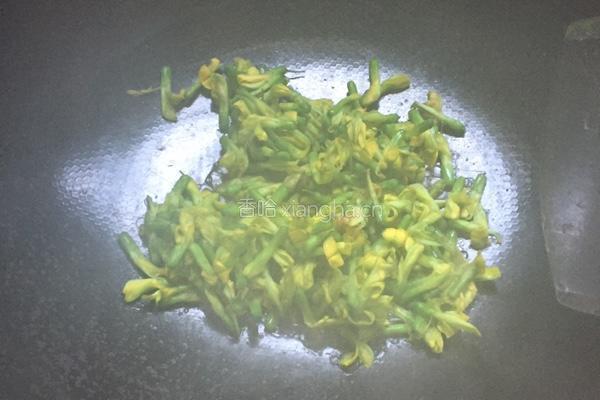 炒槐花的做法图解2