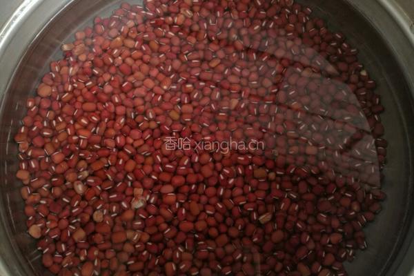 红豆奶茶的做法图解1