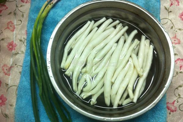 手撕香菇根的做法图解1