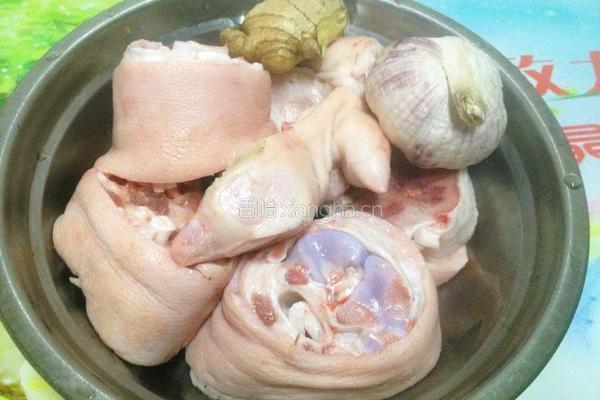 花生炖猪蹄的做法图解1