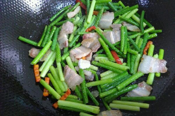 蒜苗炒肉的做法图解7