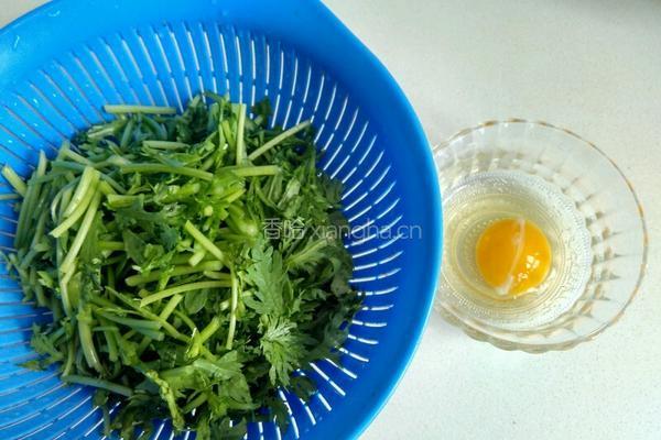 茼蒿炒鸡蛋的做法图解1