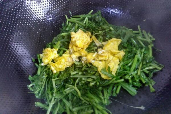 茼蒿炒鸡蛋的做法图解6