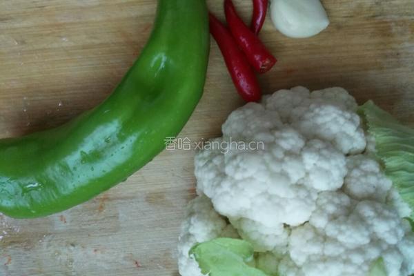 辣椒炒花菜的做法图解1