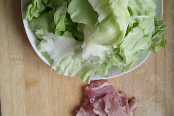 圆白菜炒肉的做法图解1