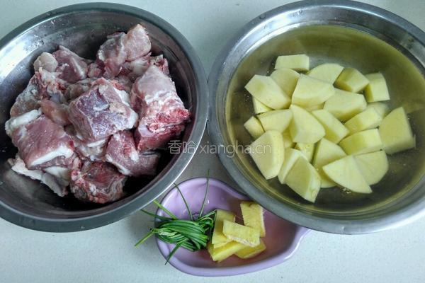排骨炖土豆的做法图解1