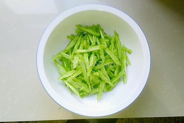 炝拌苦瓜的做法图解2