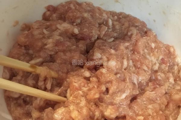 猪肉饺子的做法图解1