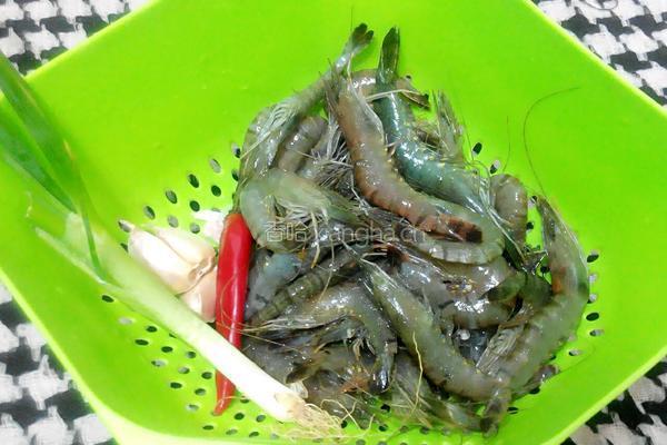 炝虾的做法图解1